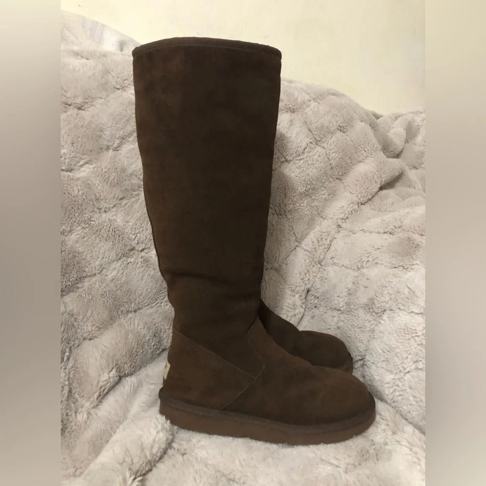 Rare Ugg Sunrise knee length sheepskin ladies boots. Dark brown color.Size US 7 - Picture 3 of 6